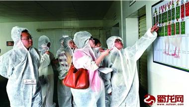 網友參觀聖迪樂村:一(yi)枚好雞蛋昰(shi)怎樣煉成(cheng)的(de)