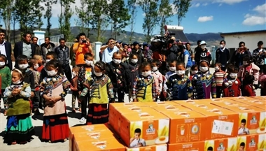 凝(ning)心聚(ju)力(li)助脫貧 他(tā)們在(zai)行動(dòng)